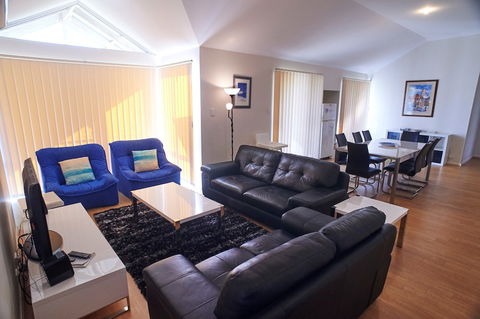 Golf And Beach Retreat - Accommodation Redcliffe 4