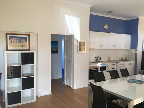 Golf And Beach Retreat - Accommodation Redcliffe 2