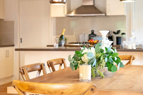 AUJOY 4 Bed Townhouse Glen Waverley - Accommodation Redcliffe 4