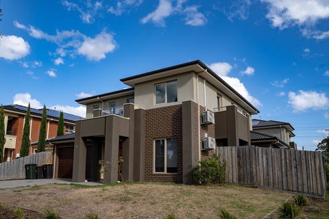 AUJOY 4 Bed Townhouse Glen Waverley - Accommodation Redcliffe 1