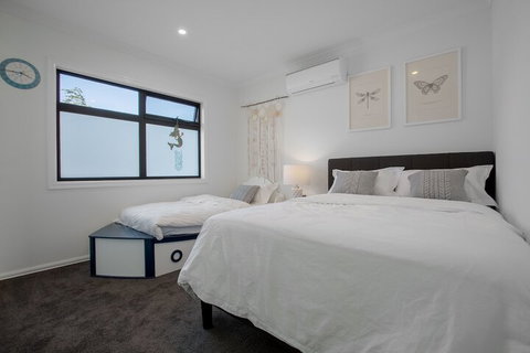 AUJOY 4 Bed Townhouse Burwood 2 - Accommodation Redcliffe 4