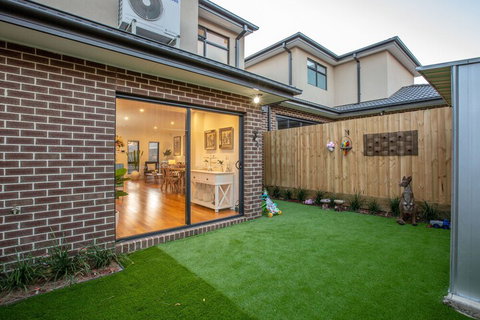 AUJOY 3 Bed Townhouse Burwood 3 - Accommodation Redcliffe 6
