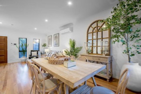 AUJOY 3 Bed Townhouse Burwood 3 - Accommodation Redcliffe 0