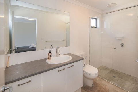 Gale House - Accommodation Redcliffe 1