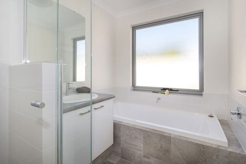 Gale House - Accommodation Redcliffe 7