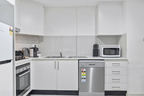 Modern Luxury Apartment Walking Distance To Train Station - Accommodation Redcliffe 7