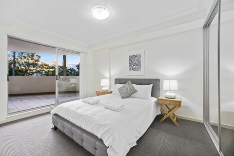 Modern Luxury Apartment Walking Distance To Train Station - Accommodation Redcliffe 2