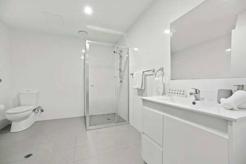 Modern Luxury Apartment Walking Distance To Train Station - Accommodation Redcliffe 3