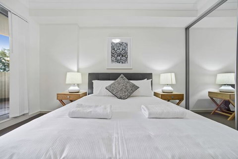 Modern Luxury Apartment Walking Distance To Train Station - Accommodation Redcliffe 5
