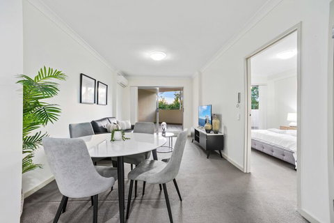 Modern Luxury Apartment Walking Distance To Train Station - Accommodation Redcliffe 1