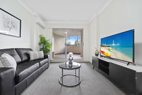 Modern Luxury Apartment Walking Distance To Train Station - Accommodation Redcliffe 4