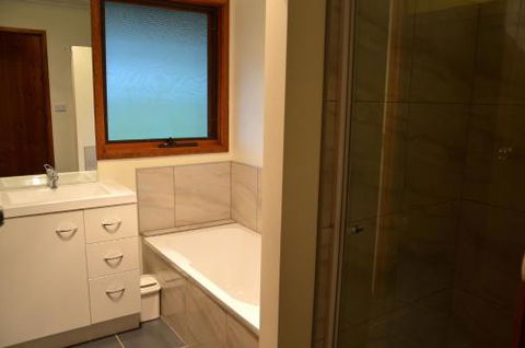 1 School Road Wandiligong - Accommodation Redcliffe 4