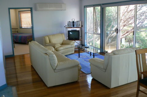 Sandy Point Beach Escape - Accommodation Redcliffe 5