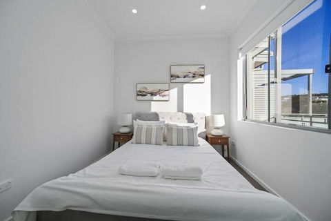 HomeHotel New & Spacious 3 Bedroom Penthouse - Accommodation Redcliffe 2