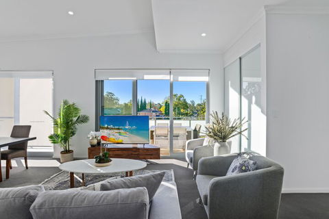 HomeHotel New & Spacious 3 Bedroom Penthouse - Accommodation Redcliffe 1