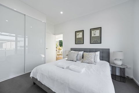 HomeHotel New & Spacious 3 Bedroom Penthouse - Accommodation Redcliffe 7