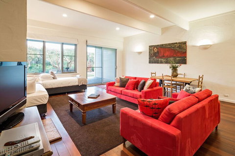 Beachfront House - Accommodation Redcliffe 7