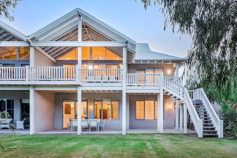 Beachfront House - Accommodation Redcliffe 2