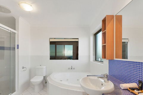 EXCLUSIVE OCEAN VIEW PENTHOUSE On MARINE PARADE - Accommodation Redcliffe 5