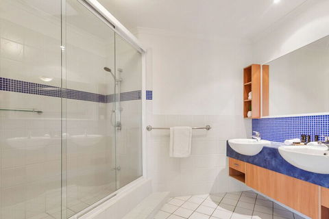 EXCLUSIVE OCEAN VIEW PENTHOUSE On MARINE PARADE - Accommodation Redcliffe 1
