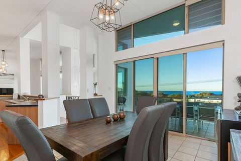 EXCLUSIVE OCEAN VIEW PENTHOUSE On MARINE PARADE - Accommodation Redcliffe 4