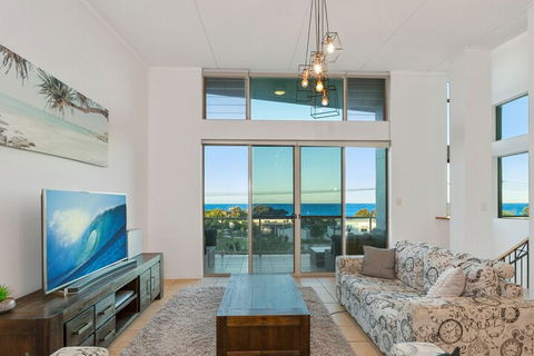 EXCLUSIVE OCEAN VIEW PENTHOUSE On MARINE PARADE - Accommodation Redcliffe 6