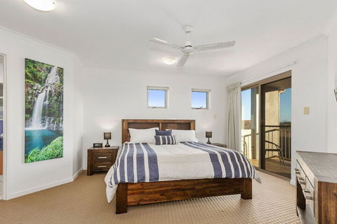 EXCLUSIVE OCEAN VIEW PENTHOUSE On MARINE PARADE - Accommodation Redcliffe 2