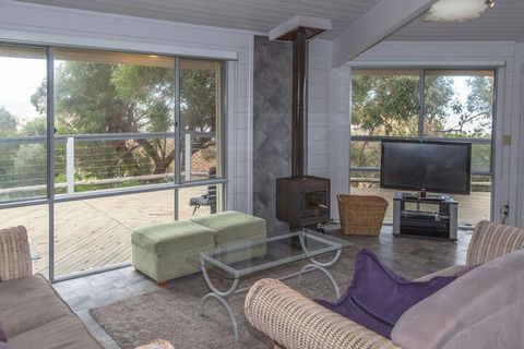 Coorumbene 8 Scenic Way - Accommodation Redcliffe 4