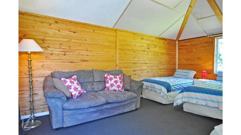 MY Fair Lady External Bathroom PET Friendly - Accommodation Redcliffe 3