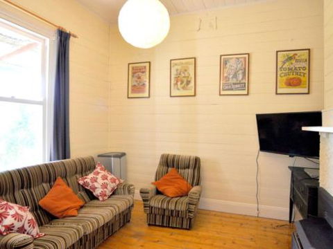 MY Fair Lady External Bathroom PET Friendly - Accommodation Redcliffe 2