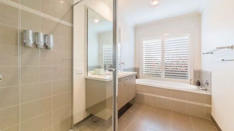 Oceans 11 Surfside Wifi & Foxtel PET Friendly - Accommodation Redcliffe 5