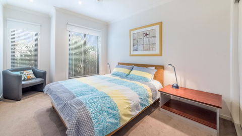 Oceans 11 Surfside Wifi & Foxtel PET Friendly - Accommodation Redcliffe 1