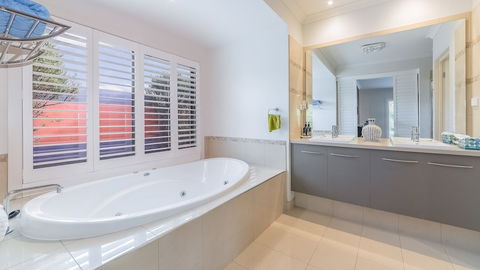 Oceans 11 Surfside Wifi & Foxtel PET Friendly - Accommodation Redcliffe 3
