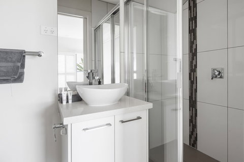 The Jetty Beach Apartment By Ready Set Host - Accommodation Redcliffe 6