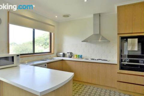 Family Retreat On Anderson - Accommodation Redcliffe 3