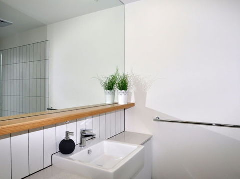 Luxe Townhouse 2 Inlet Side - Accommodation Redcliffe 2