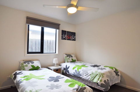 Luxe Townhouse 2 Inlet Side - Accommodation Redcliffe 6