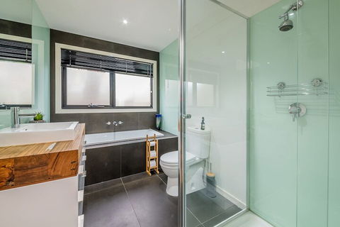 Luxury By THE SEA Close TO THE Beach - Accommodation Redcliffe 6