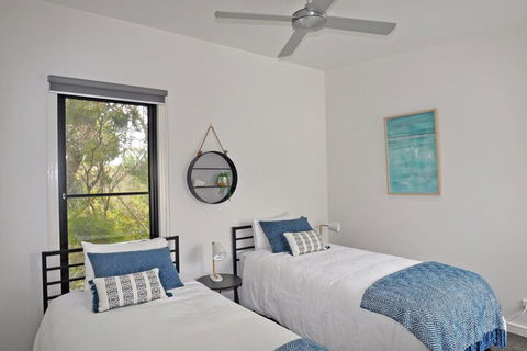 Luxury By THE SEA Close TO THE Beach - Accommodation Redcliffe 3