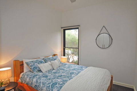 Luxury By THE SEA Close TO THE Beach - Accommodation Redcliffe 2