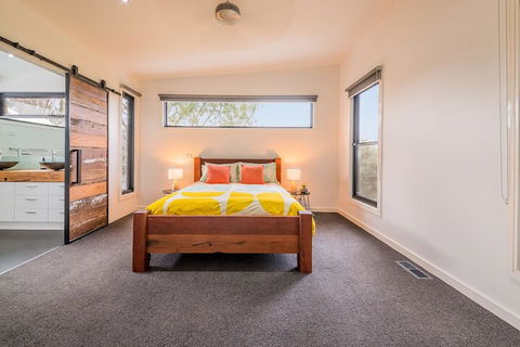 Luxury By THE SEA Close TO THE Beach - Accommodation Redcliffe 7