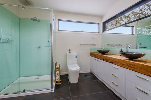Luxury By THE SEA Close TO THE Beach - Accommodation Redcliffe 1