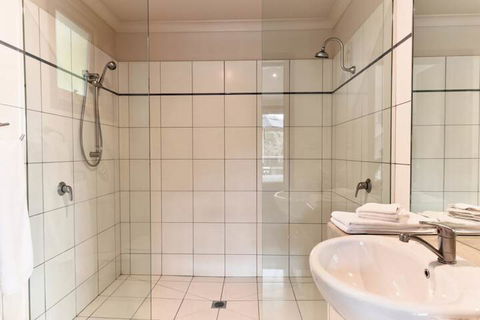 Eugenies Luxury Accommodation - Accommodation Redcliffe 5