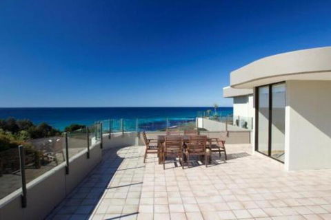 Pinnacle Unit 701 45 49 Head Street - Accommodation Redcliffe 2