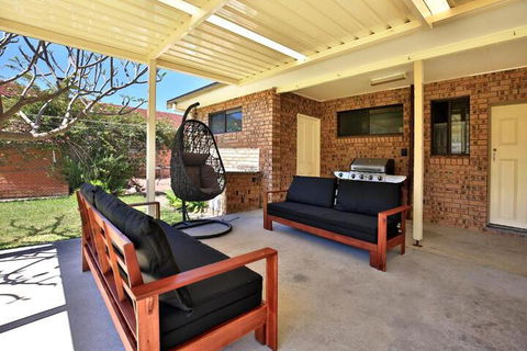 Marias Beach House Pet Friendly - Accommodation Redcliffe 7
