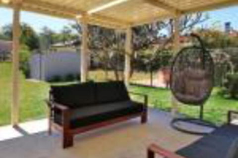 Marias Beach House Pet Friendly - Accommodation Redcliffe 0