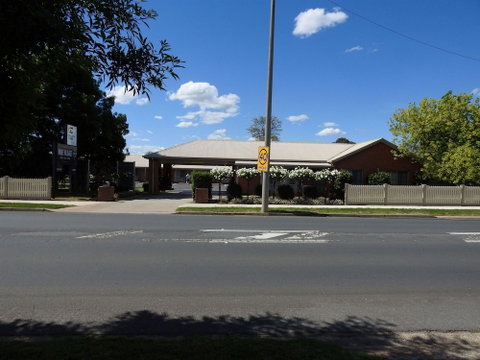 Wine Village Motor Inn - Accommodation Redcliffe 2