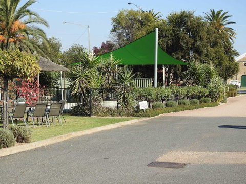Wine Village Motor Inn - Accommodation Redcliffe 3