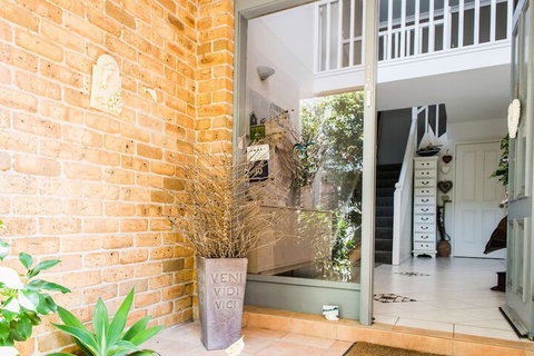 Anne's Waterfront Haven B&B - Accommodation Redcliffe 2
