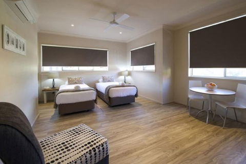 Marty's @ Little Beach - Accommodation Redcliffe 7